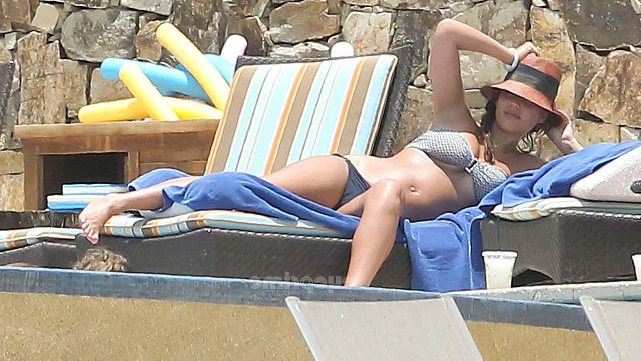 16P Jessica Alba exposing sexy body and huge boobs in bikini on pool