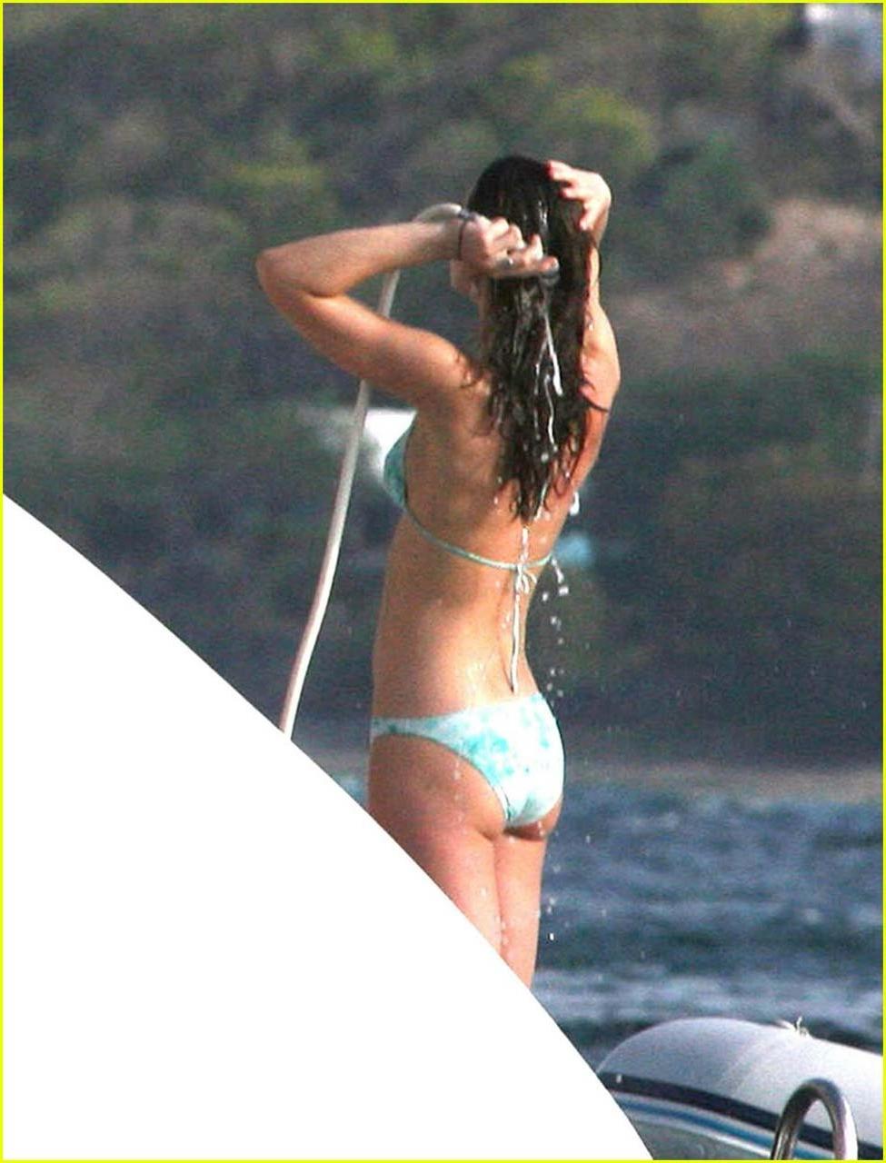 16P Kate Middleton exposing her fucking sexy body and hot ass in white bikini