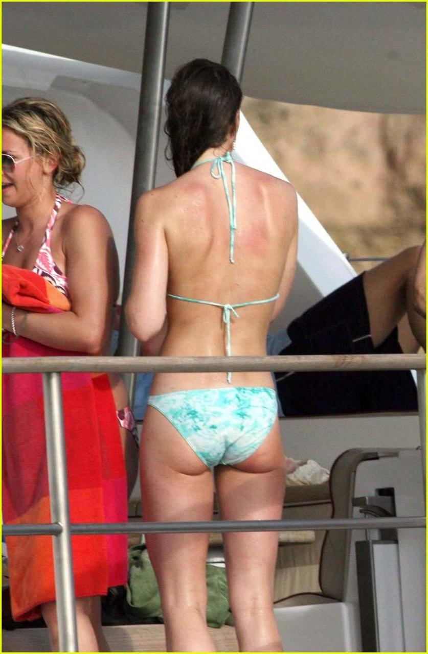 16P Kate Middleton exposing her fucking sexy body and hot ass in white bikini