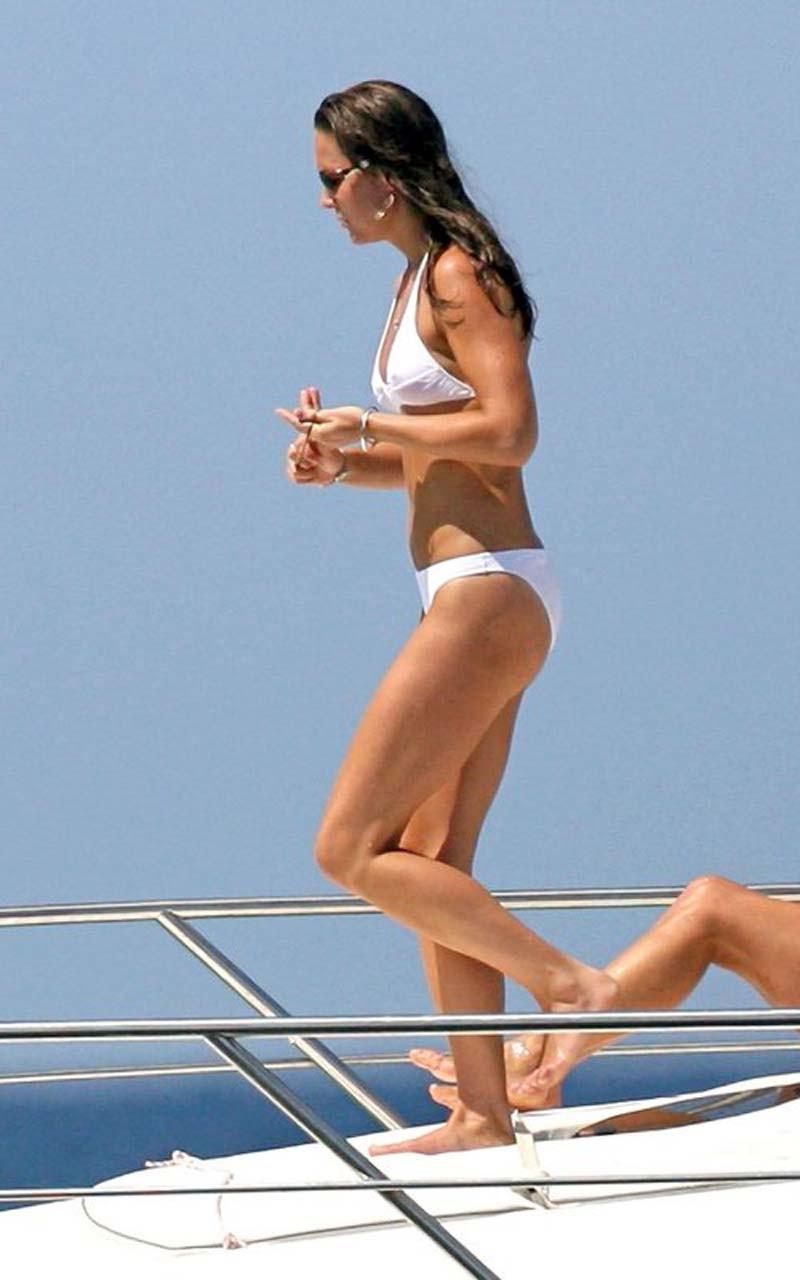 16P Kate Middleton exposing her fucking sexy body and hot ass in white bikini