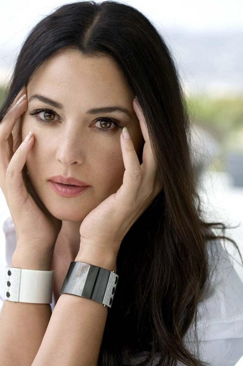 16P Monica Bellucci showing her great ass and big boobs and posing very sexy for som