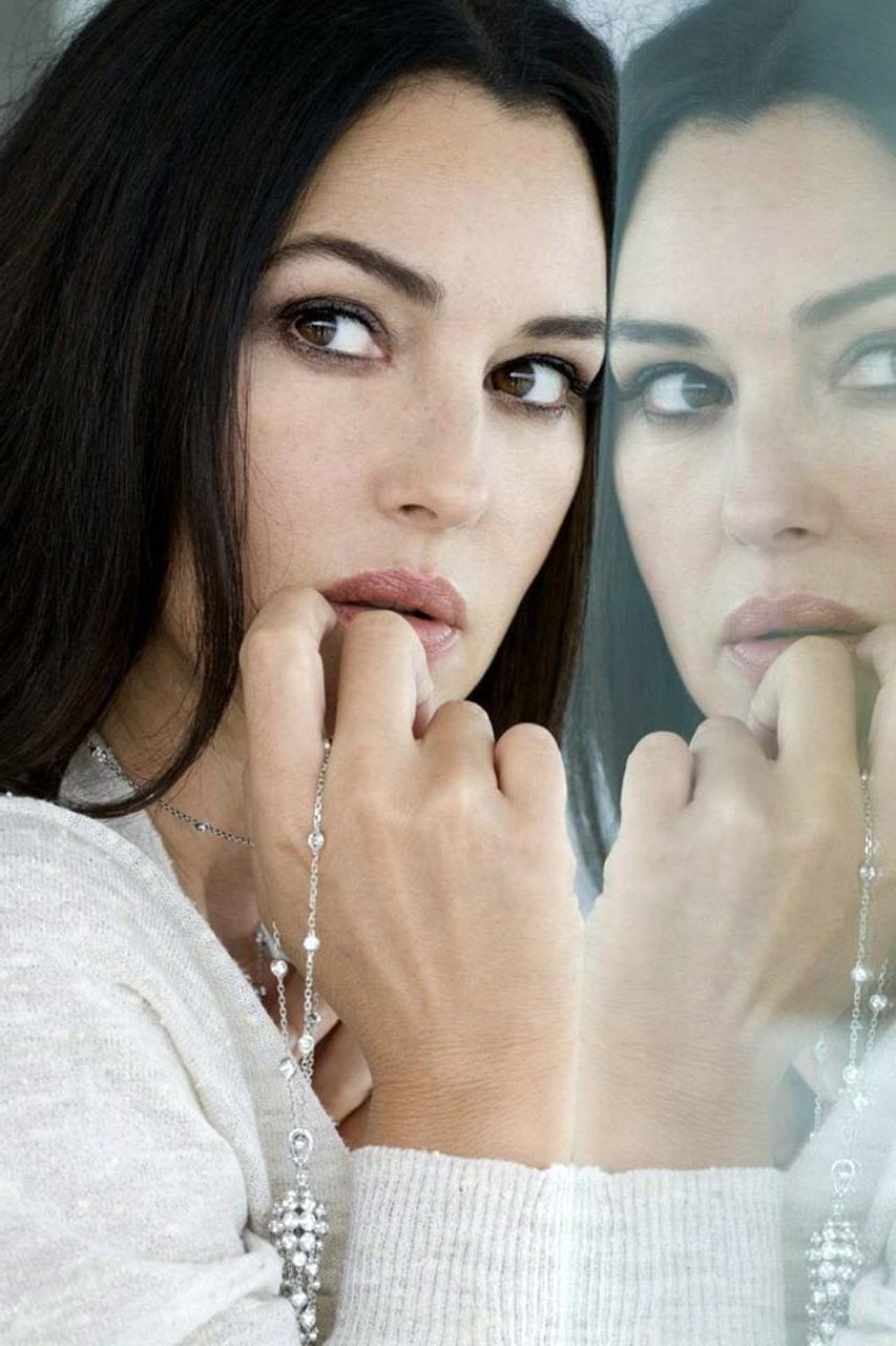 16P Monica Bellucci showing her great ass and big boobs and posing very sexy for som