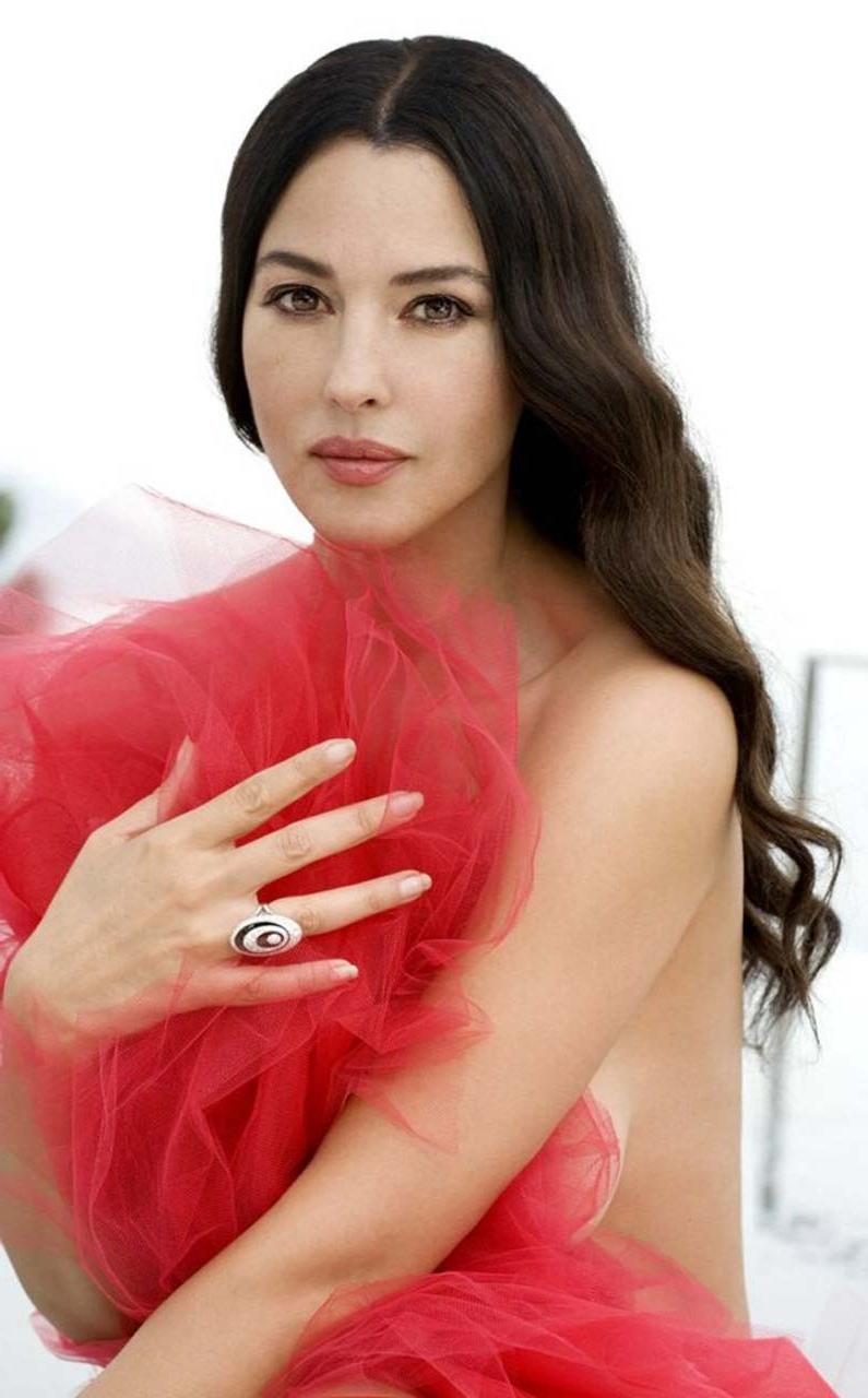 16P Monica Bellucci showing her great ass and big boobs and posing very sexy for som