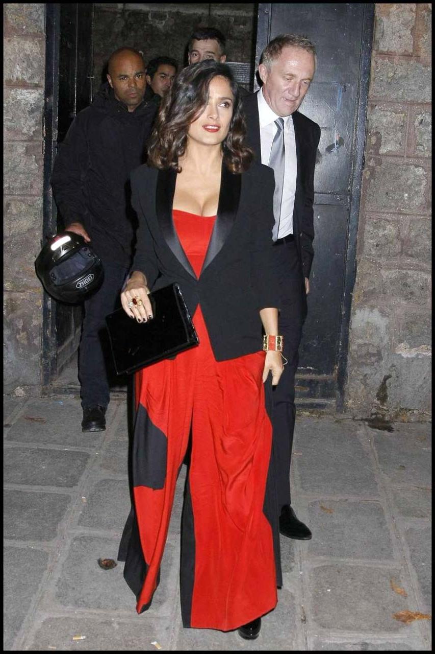 16P Salma Hayek exposing her fucking sexy body and huge cleavage