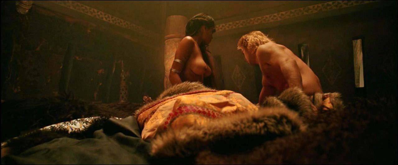 16P Rosario Dawson exposing her nice big boobs and fucking hard in movie