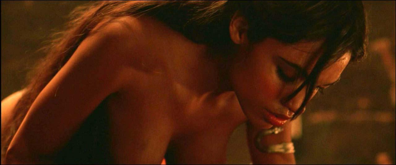 16P Rosario Dawson exposing her nice big boobs and fucking hard in movie