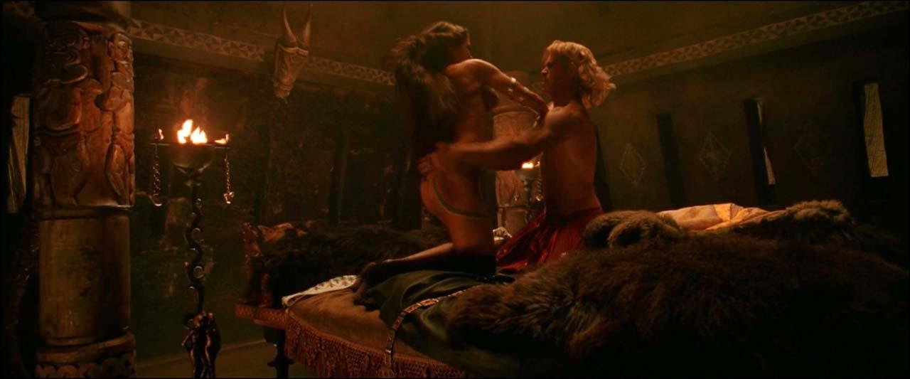 16P Rosario Dawson exposing her nice big boobs and fucking hard in movie