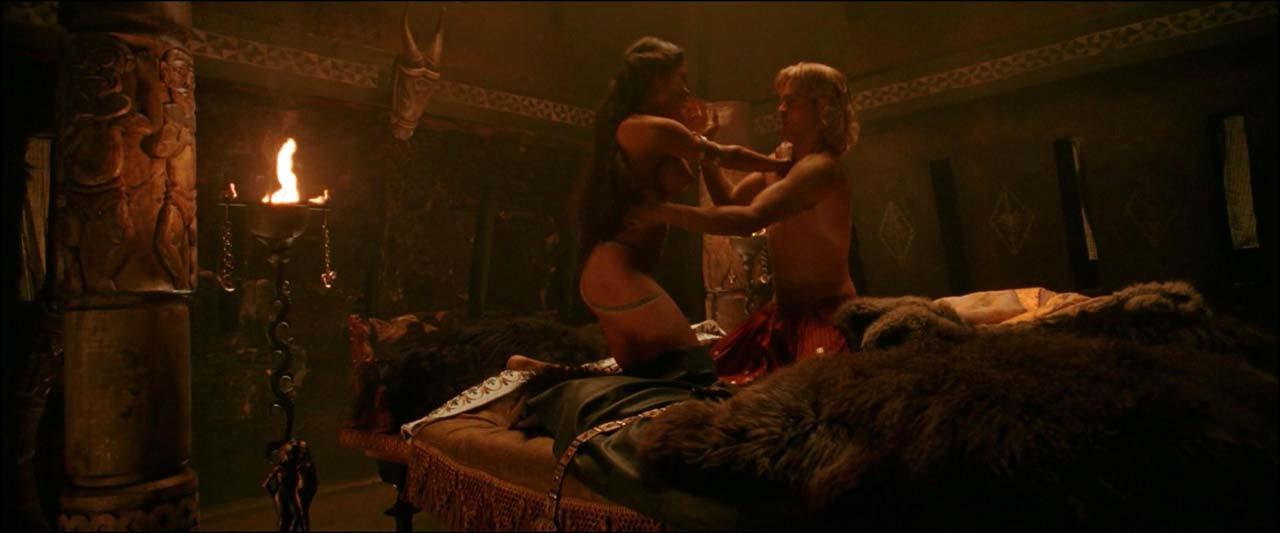 16P Rosario Dawson exposing her nice big boobs and fucking hard in movie