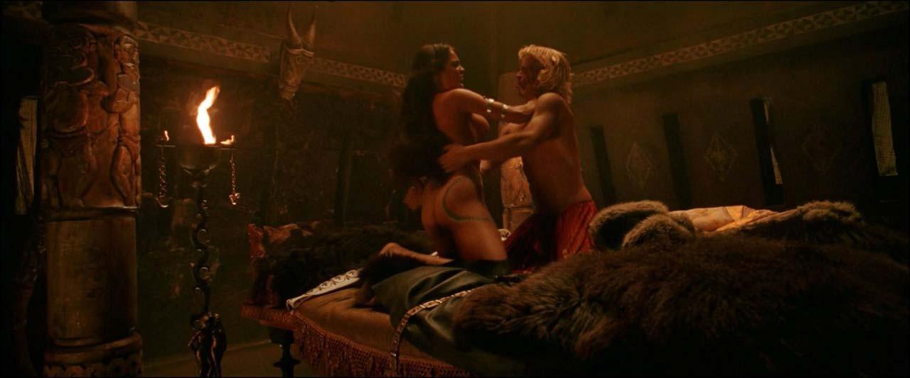 16P Rosario Dawson exposing her nice big boobs and fucking hard in movie
