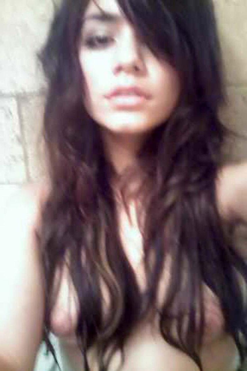 16P Vanessa Hudgens exposing sexy nude body and pussy on private photos
