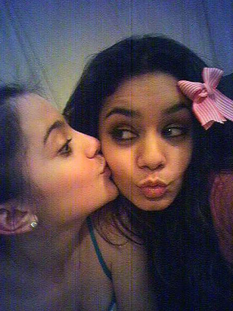 16P Vanessa Hudgens exposing sexy nude body and pussy on private photos