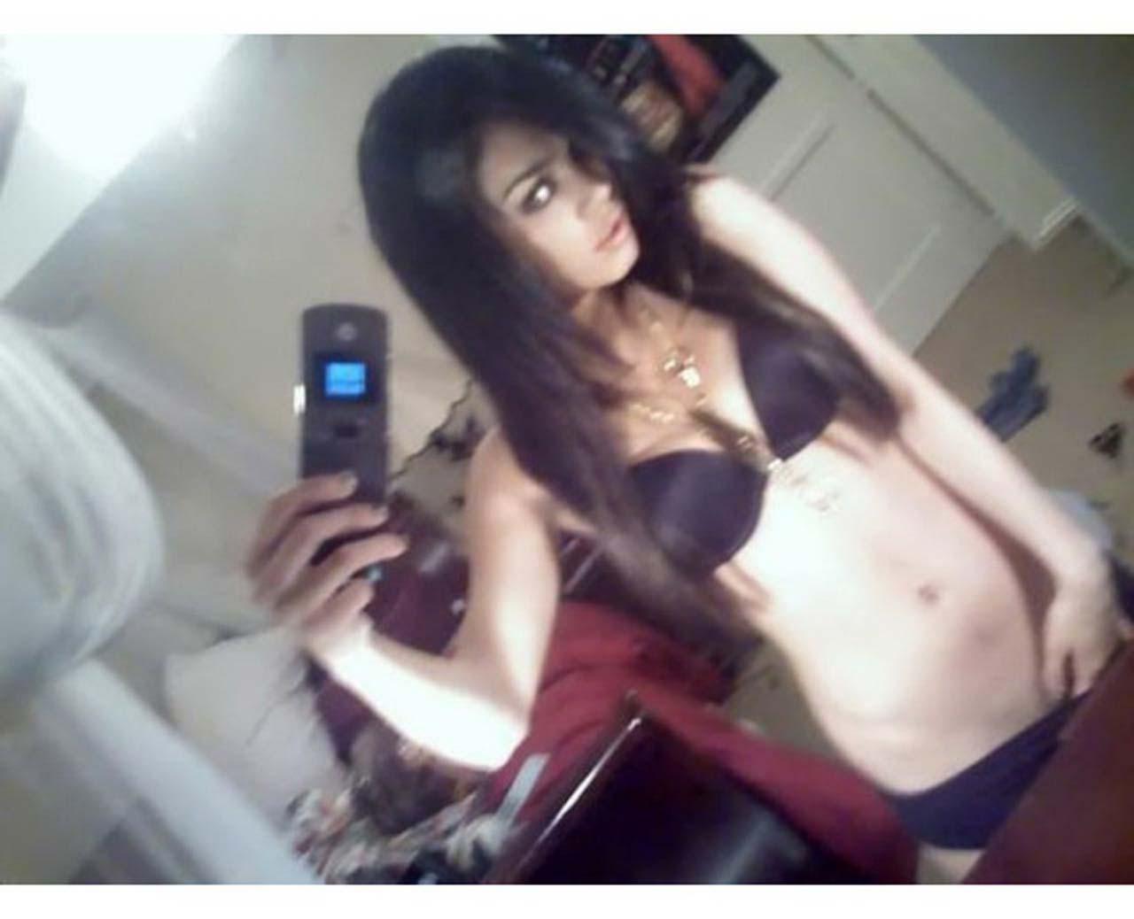 16P Vanessa Hudgens exposing sexy nude body and pussy on private photos