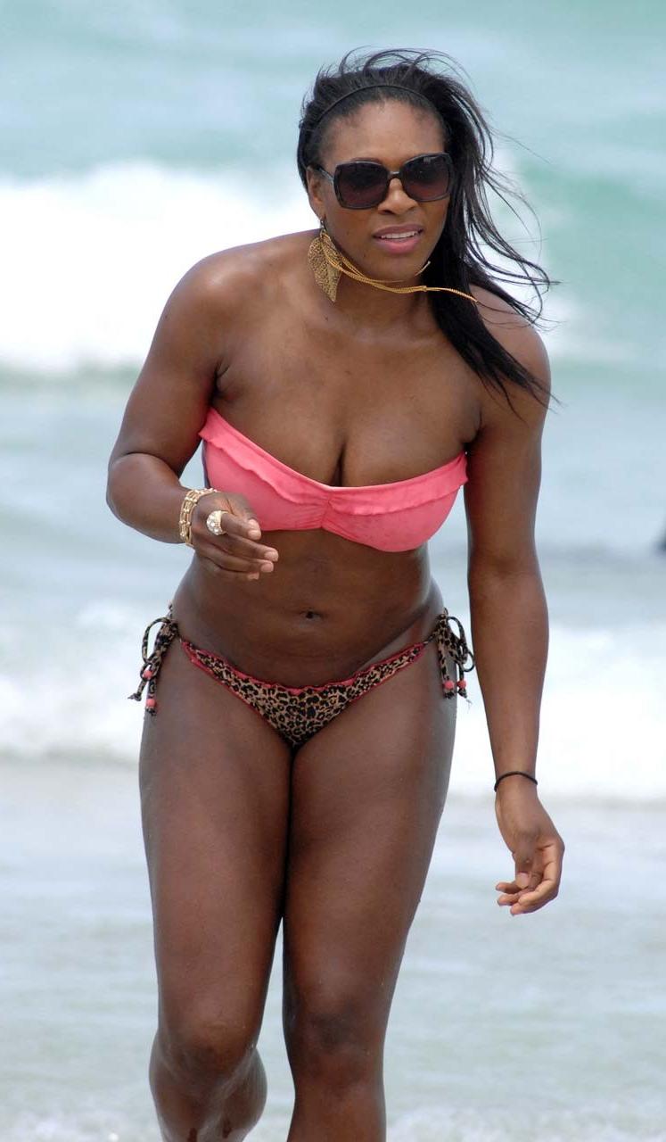 16P Serena Williams exposing her sexy body and huge ass in bikini on beach