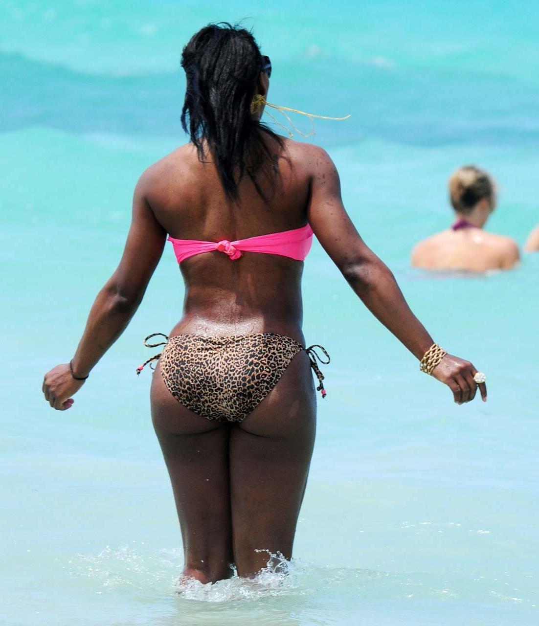 16P Serena Williams exposing her sexy body and huge ass in bikini on beach