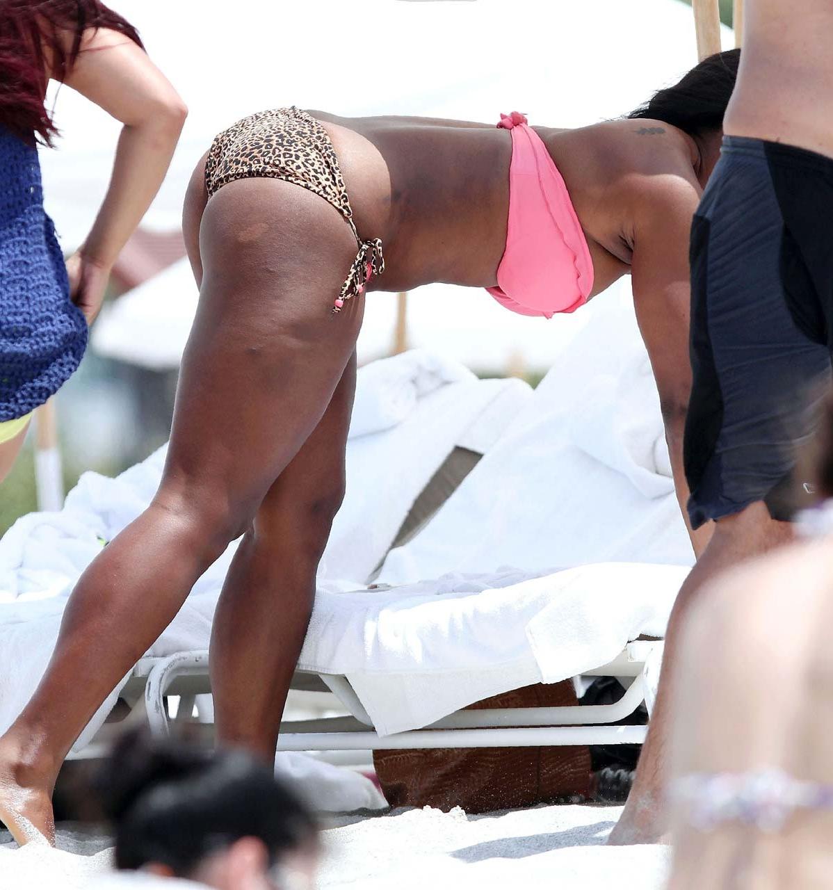 16P Serena Williams exposing her sexy body and huge ass in bikini on beach