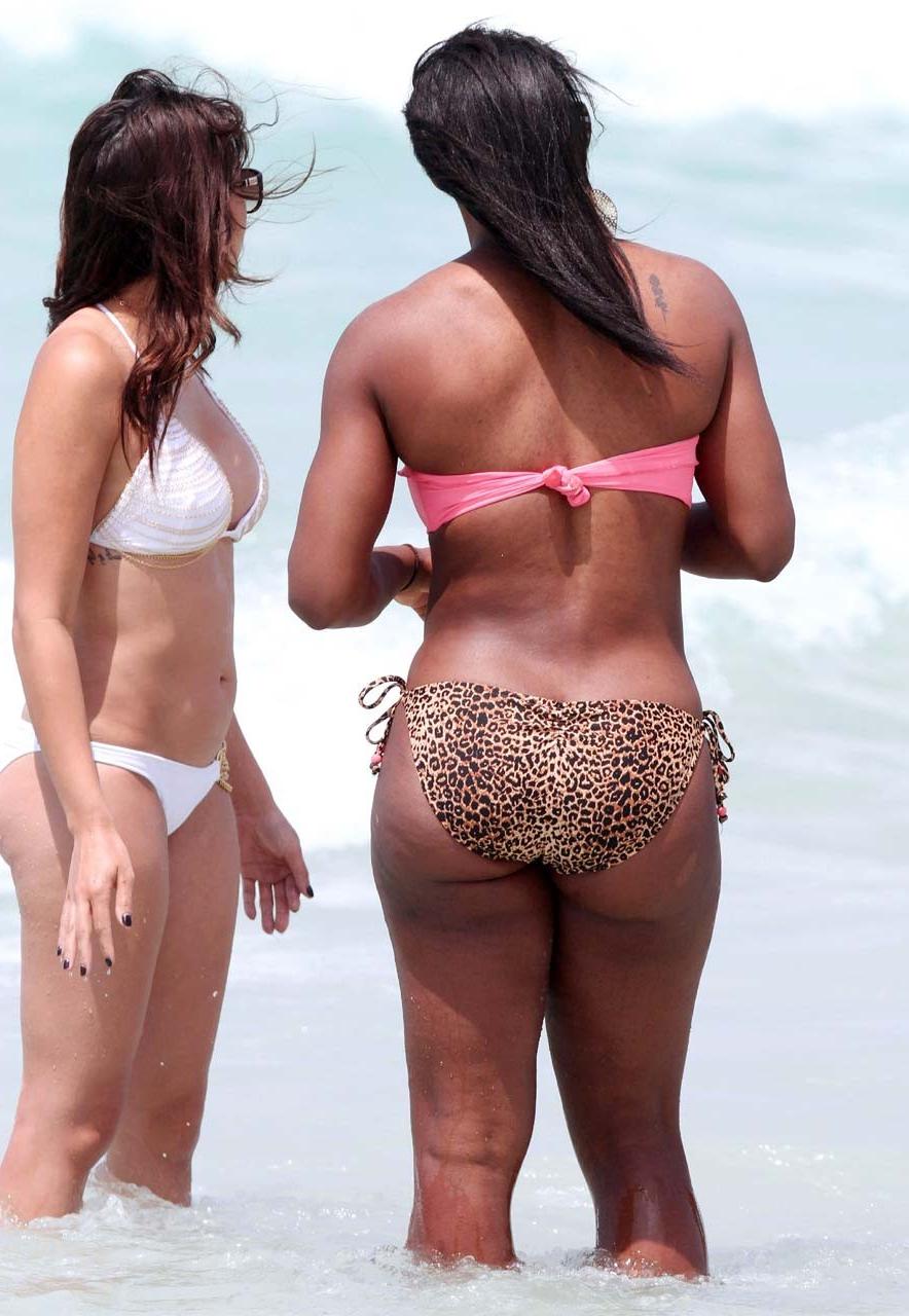 16P Serena Williams exposing her sexy body and huge ass in bikini on beach