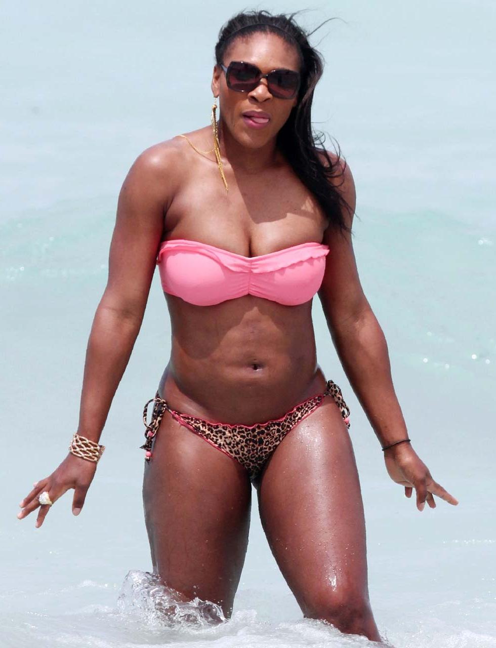 16P Serena Williams exposing sexy bikini body and fucking huge ass on beach