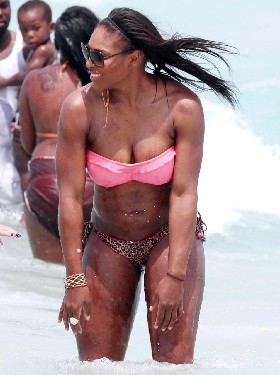 16P Serena Williams exposing sexy bikini body and fucking huge ass on beach