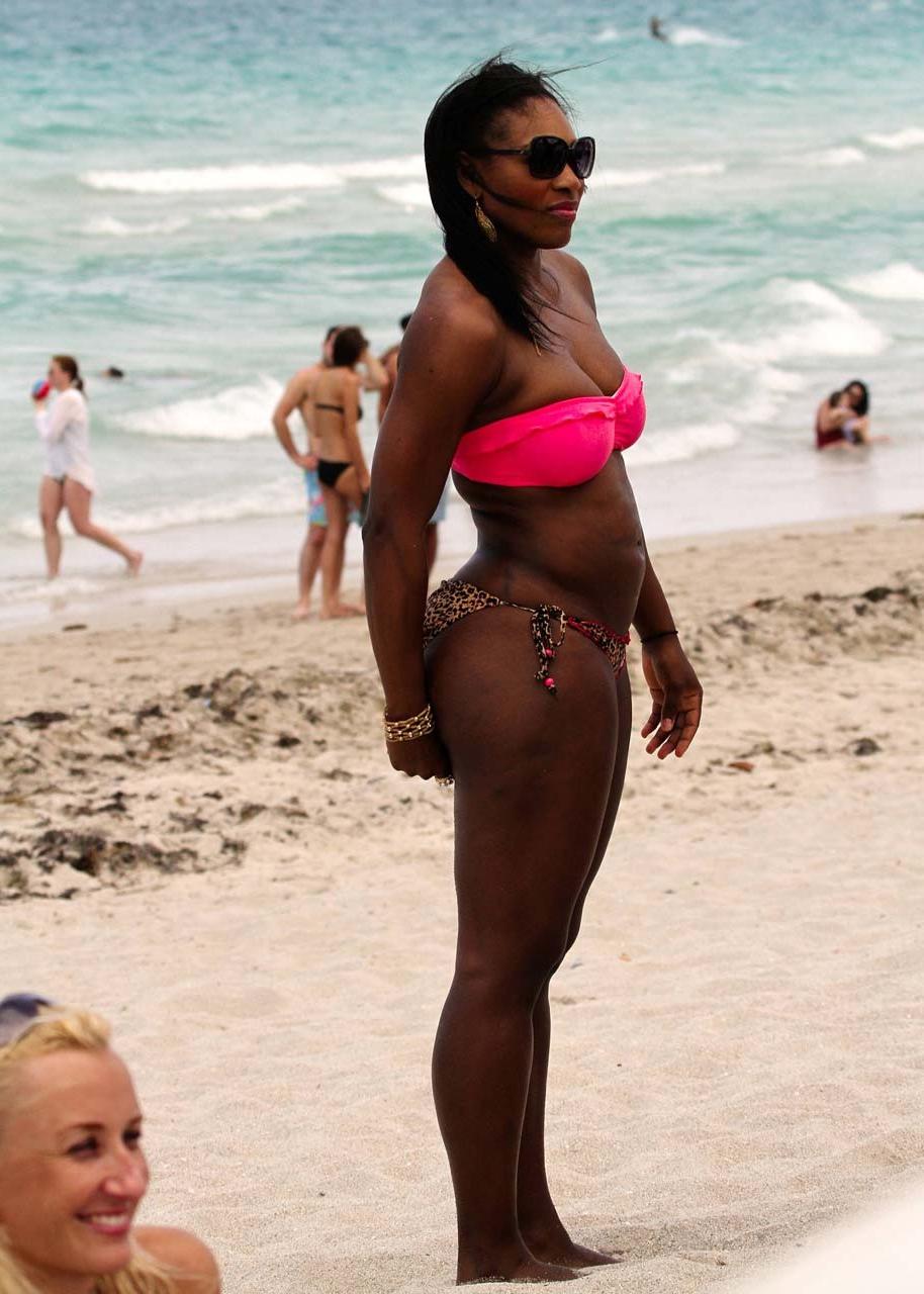 16P Serena Williams exposing sexy bikini body and fucking huge ass on beach