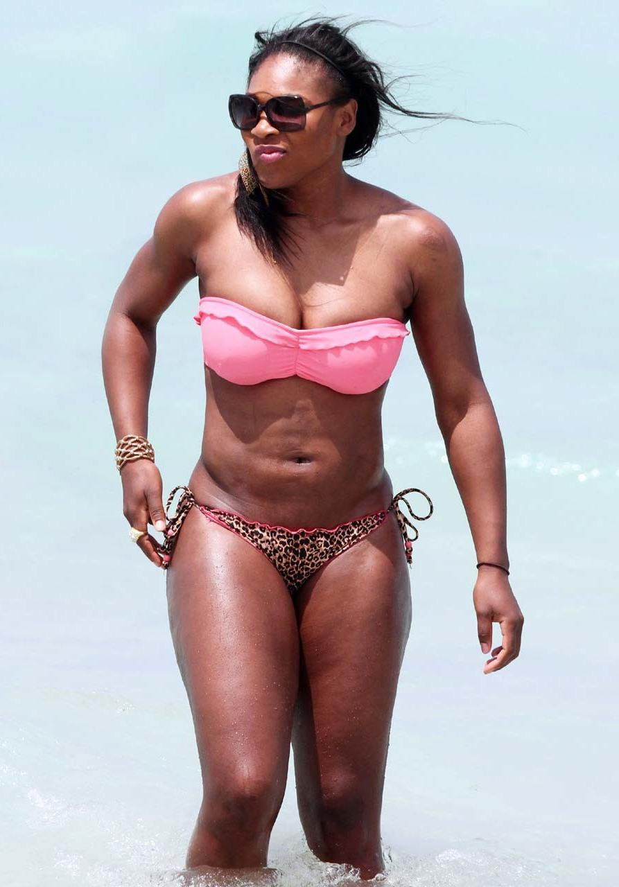 16P Serena Williams exposing sexy bikini body and fucking huge ass on beach