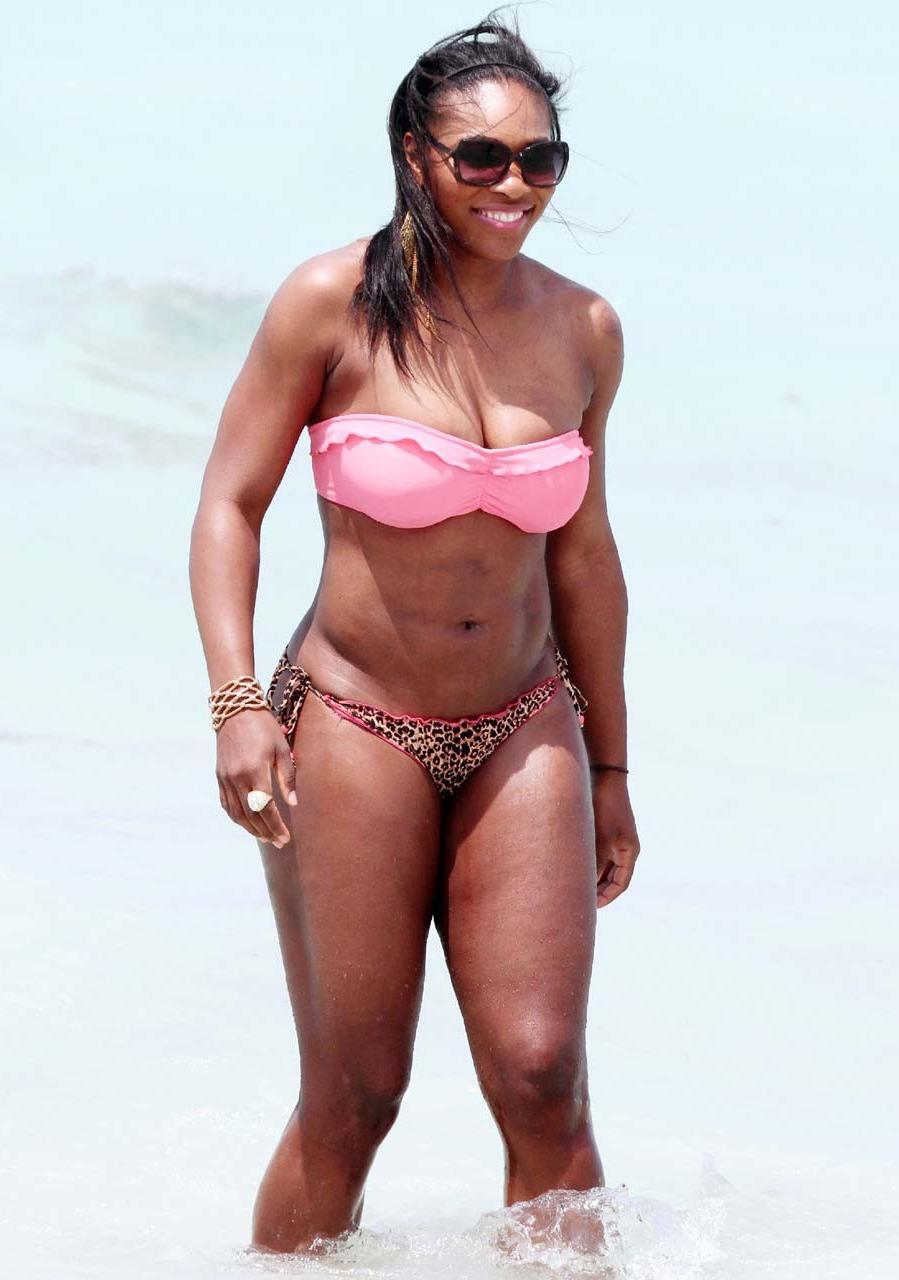 16P Serena Williams exposing sexy bikini body and fucking huge ass on beach