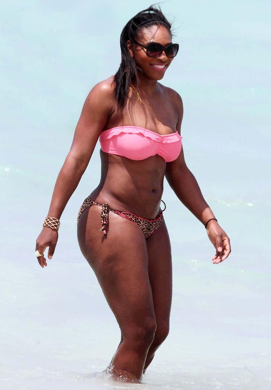 16P Serena Williams exposing sexy bikini body and fucking huge ass on beach