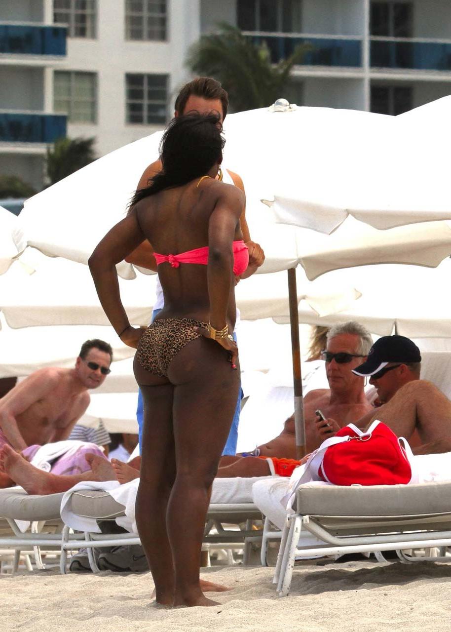 16P Serena Williams exposing sexy bikini body and fucking huge ass on beach