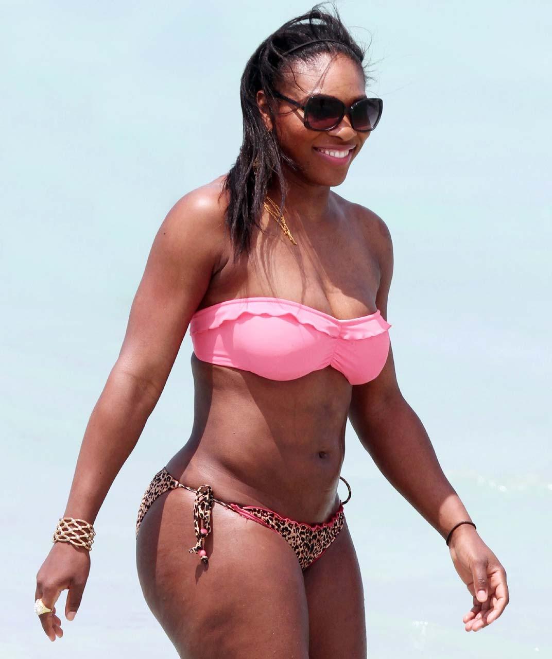 16P Serena Williams exposing sexy bikini body and fucking huge ass on beach