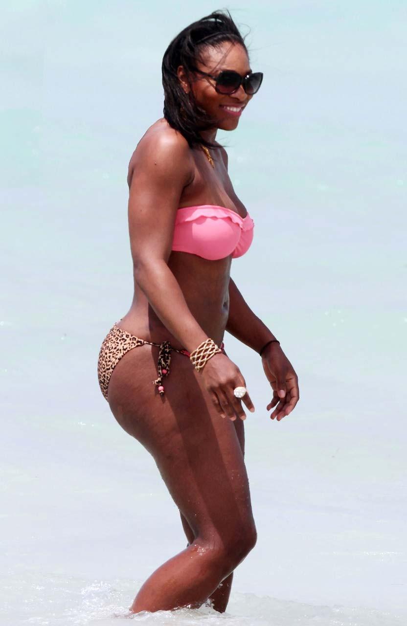 16P Serena Williams exposing sexy bikini body and fucking huge ass on beach