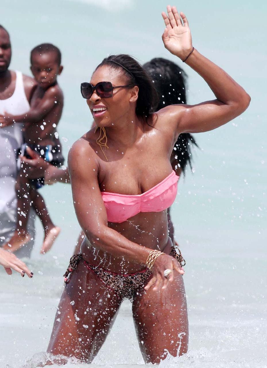 16P Serena Williams exposing sexy bikini body and fucking huge ass on beach
