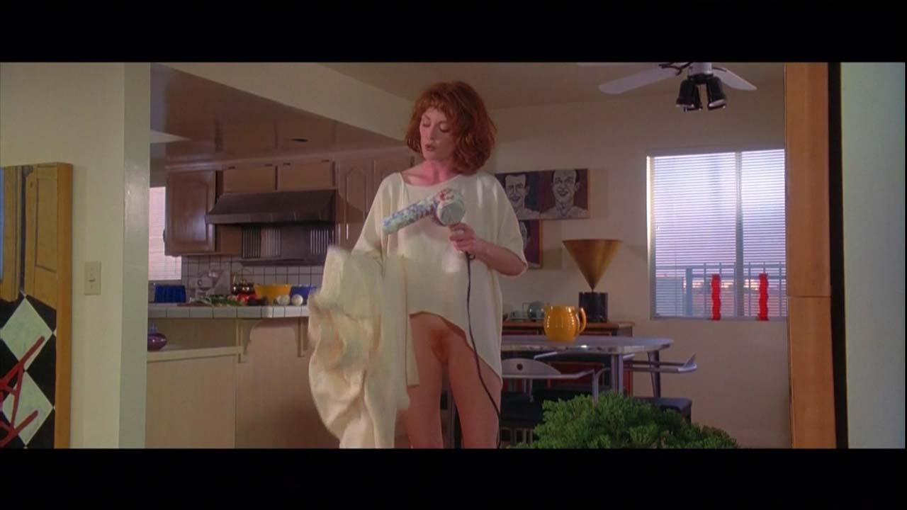 16P Julianne Moore exposing her nice big boobs and hairy pussy in nude movie scenes