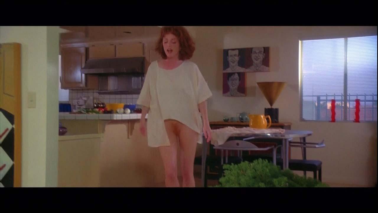 16P Julianne Moore exposing her nice big boobs and hairy pussy in nude movie scenes