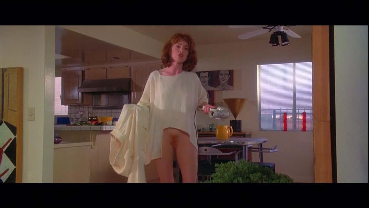 16P Julianne Moore exposing her nice big boobs and hairy pussy in nude movie scenes