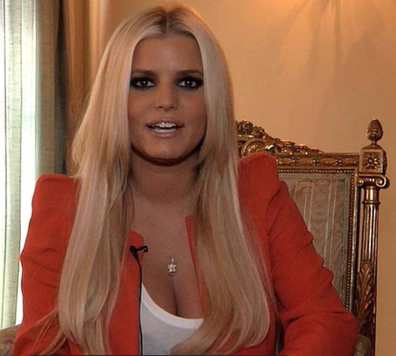 16P Jessica Simpson exposing fucking sexy body and huge boobs in lingerie