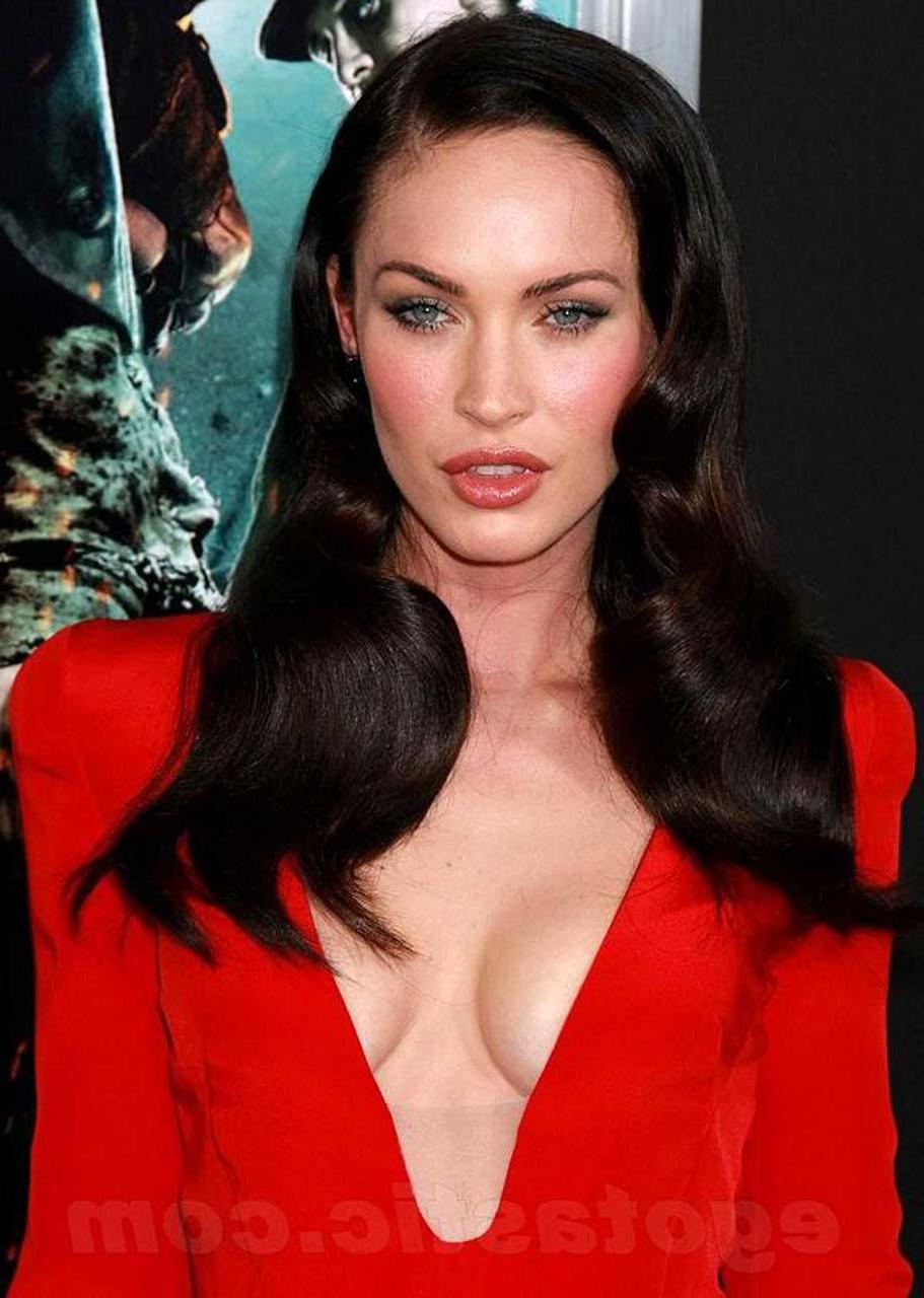 16P Megan Fox exposing her fucking sexy nude body and huge cleavage