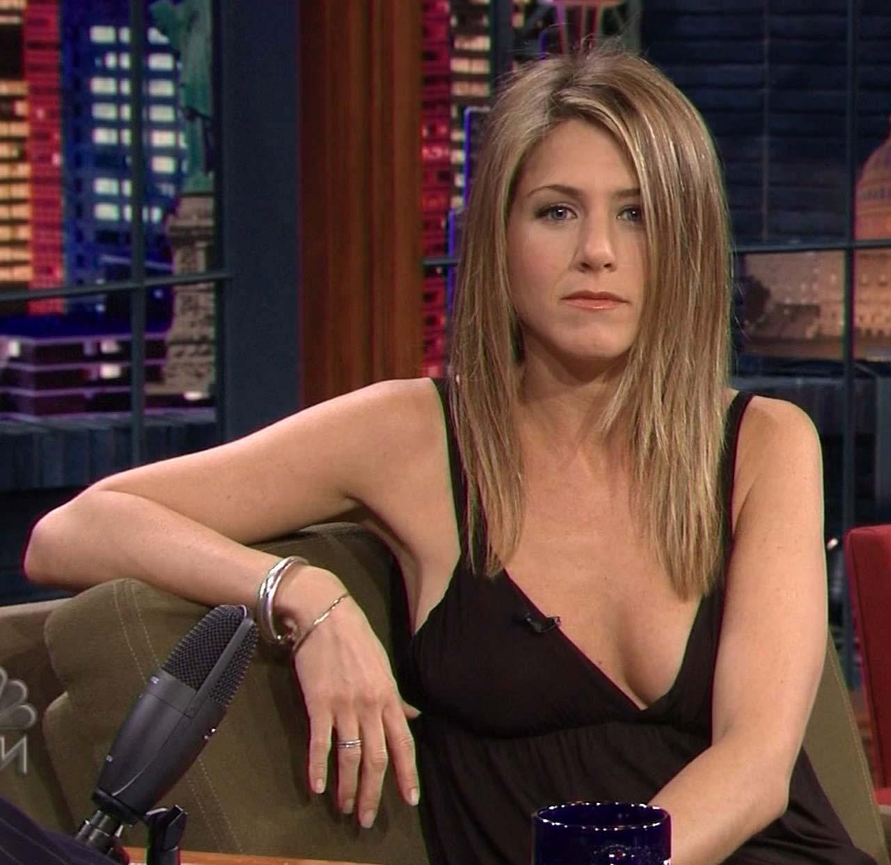 16P Jennifer Aniston sexy and hot nude and upskirt paparazzi photos
