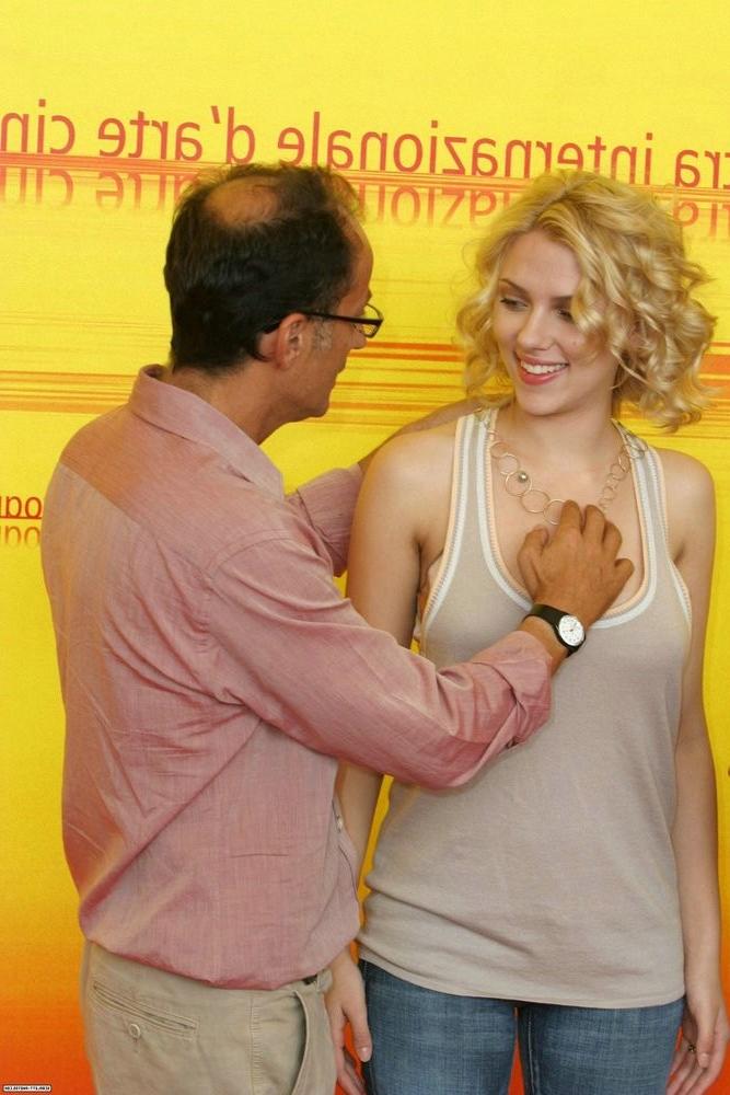 18P Photos of the gorgeous Scarlett Johansson and her nice breasts