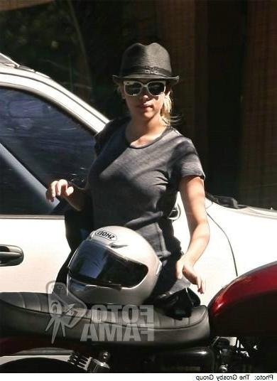 18P Photos of the gorgeous Scarlett Johansson and her nice breasts