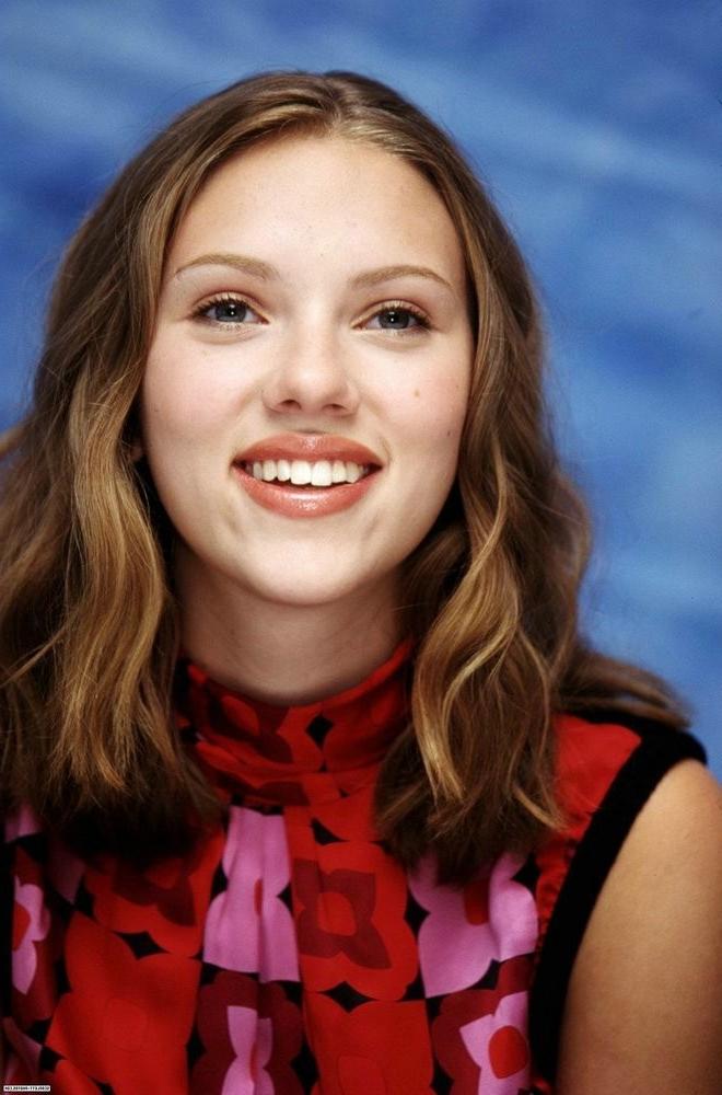 18P Photos of the gorgeous Scarlett Johansson and her nice breasts