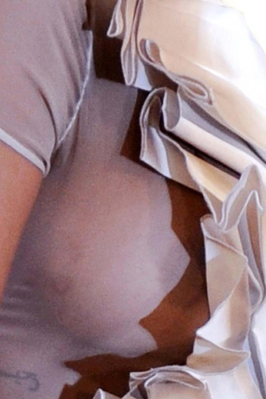 16P Rihanna posing and showing her fucking sexy body and nice tits