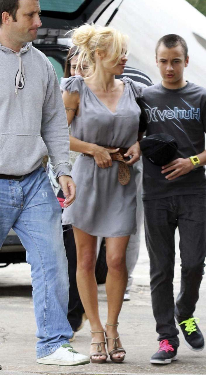 16P Pamela Anderson showing her wonderfull legs in mini skirt paparazzi pictures