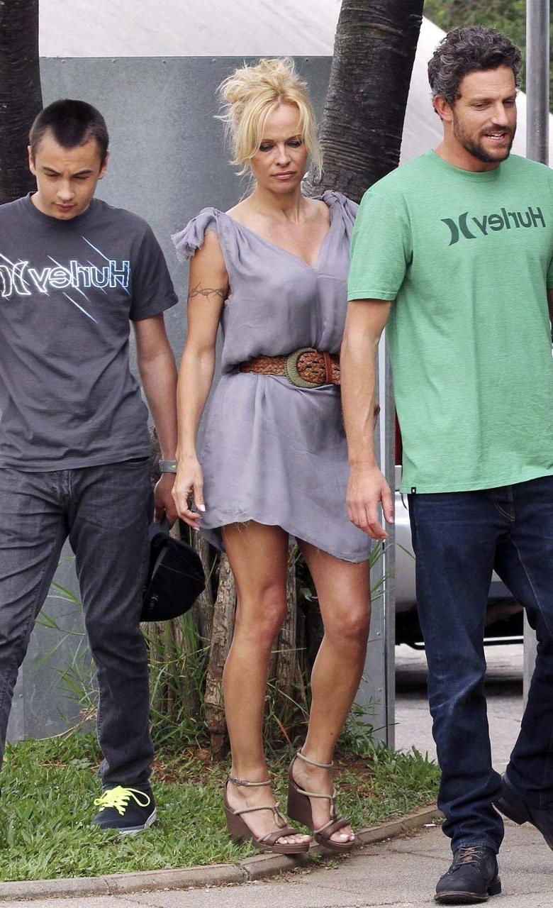 16P Pamela Anderson showing her wonderfull legs in mini skirt paparazzi pictures