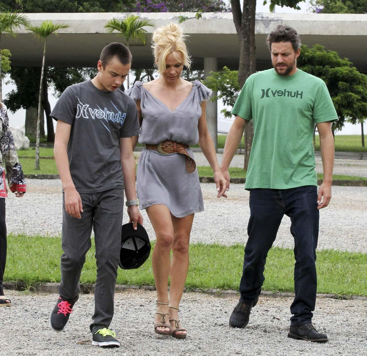 16P Pamela Anderson showing her wonderfull legs in mini skirt paparazzi pictures