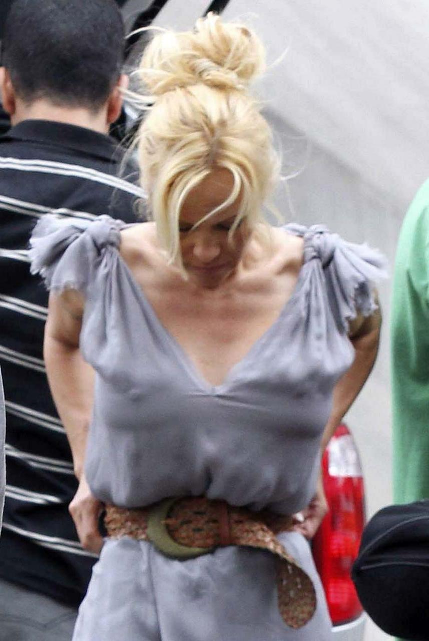 16P Pamela Anderson showing her wonderfull legs in mini skirt paparazzi pictures