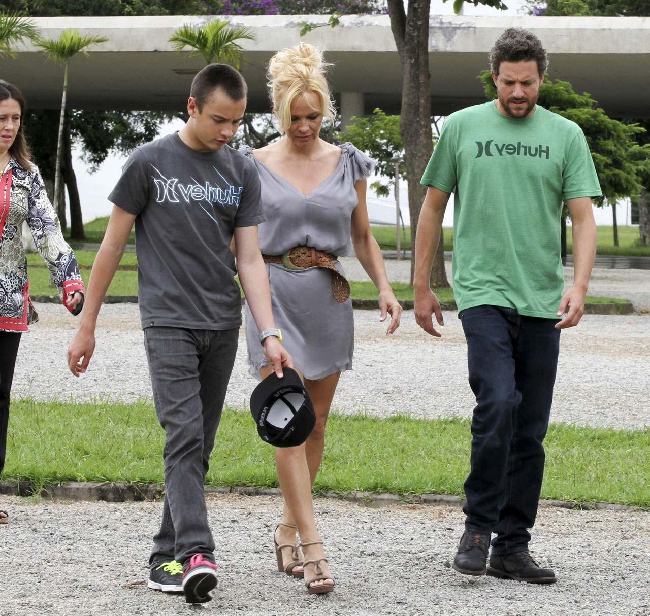 16P Pamela Anderson showing her wonderfull legs in mini skirt paparazzi pictures