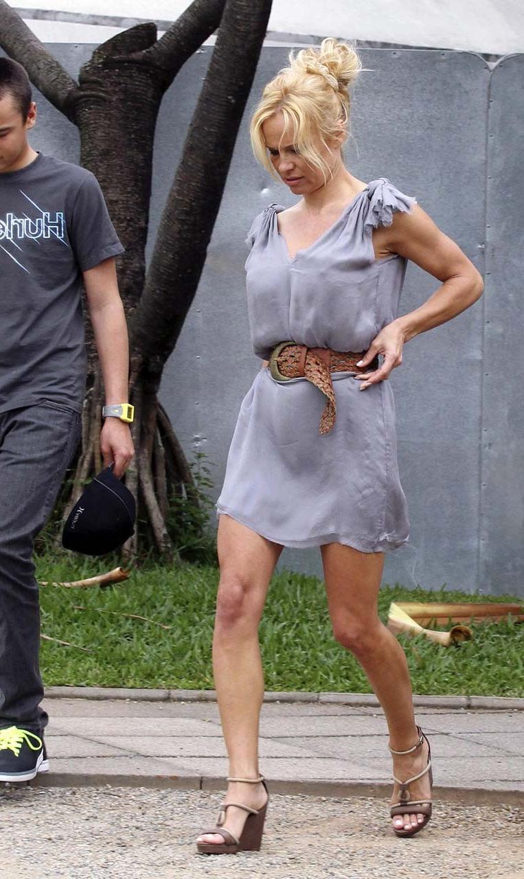 16P Pamela Anderson showing her wonderfull legs in mini skirt paparazzi pictures