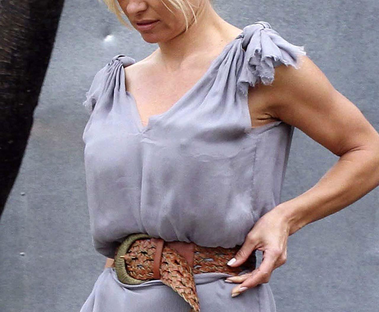 16P Pamela Anderson showing her wonderfull legs in mini skirt paparazzi pictures