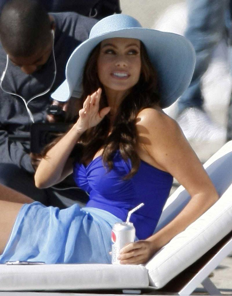 16P Sofia Vergara huge cleavage and perfect nude ass