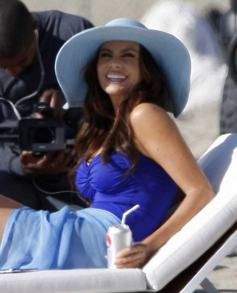 16P Sofia Vergara huge cleavage and perfect nude ass