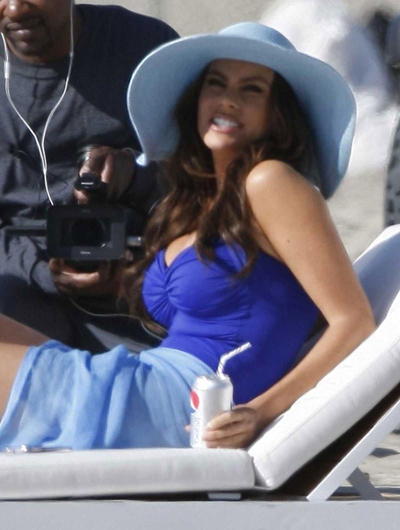 16P Sofia Vergara huge cleavage and perfect nude ass